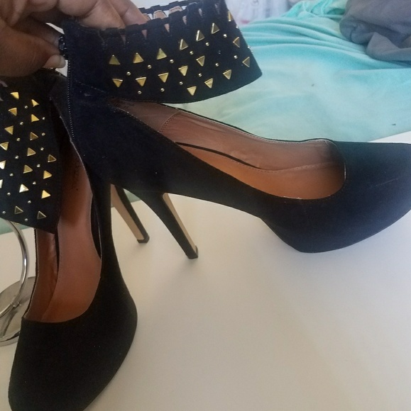 Size 11 black and gold heels. - Picture 3 of 3